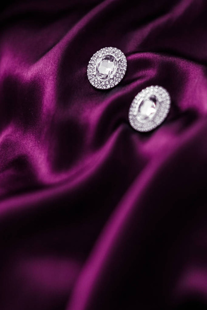 Luxus gyémánt fülbevaló sötét rózsaszín selyem szövet, üdülési glamou - Fotó, kép