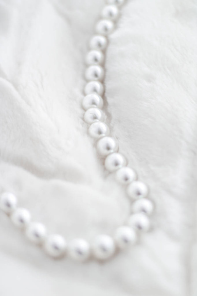 Зимові свята ювелірна мода, перлове намисто на хутряному фоні
 - Фото, зображення