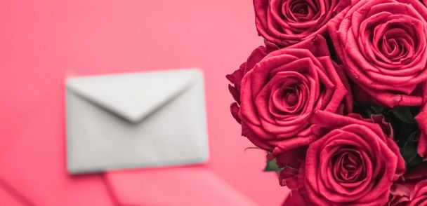 Carta de amor y entrega de flores en el día de San Valentín, bouqu de lujo
 - Foto, Imagen