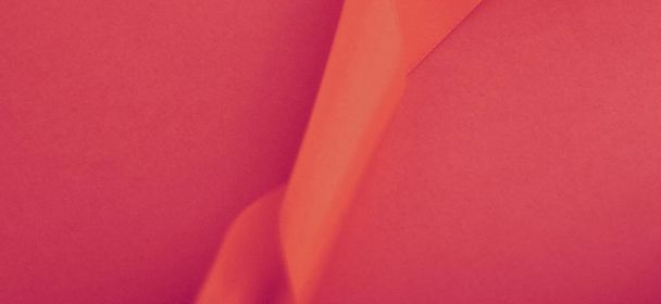 Абстрактная кудрявая шелковая лента на розовом фоне, эксклюзивная роскошь
  - Фото, изображение