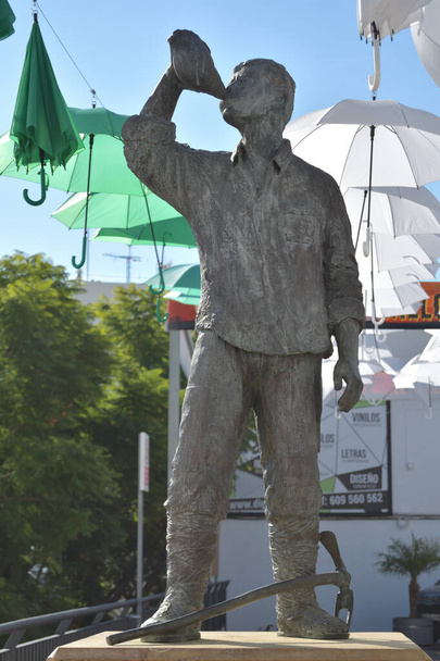 Скульптура місцевого чоловіка, що грає на молюсках у Торрокс (Іспанія). - Фото, зображення