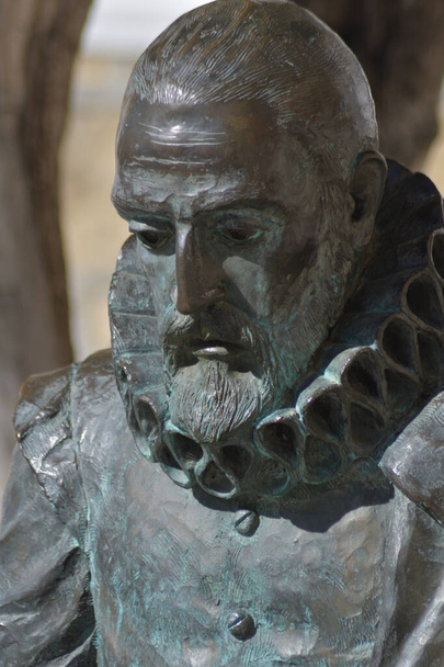 Статуя письменника Ель Кіхота, Мігеля де Сервантеса, на вулиці Велеза Малаги. - Фото, зображення