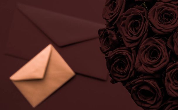 Sevgililer gününde aşk mektubu ve çiçek teslimatı. Lüks bir buket. - Fotoğraf, Görsel