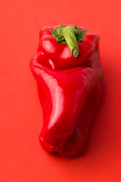 Hässliche Produkte, Gemüse auf farbigem Hintergrund. Paprika. - Foto, Bild