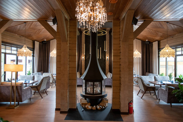 Partie centrale de l'intérieur du luxueux restaurant moderne ressemblant à une petite cheminée avec des zones à manger pour les invités des deux côtés
 - Photo, image