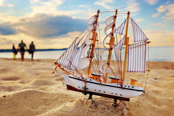 μοντέλο πλοίου στην παραλία το καλοκαίρι στο ηλιοβασίλεμα - Φωτογραφία, εικόνα