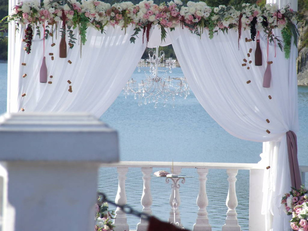 місце весілля біля озера
 - Фото, зображення