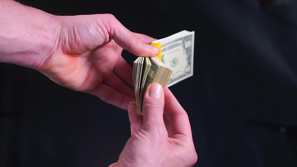 A bankár egy köteg amerikai dollárt mutat.. - Felvétel, videó