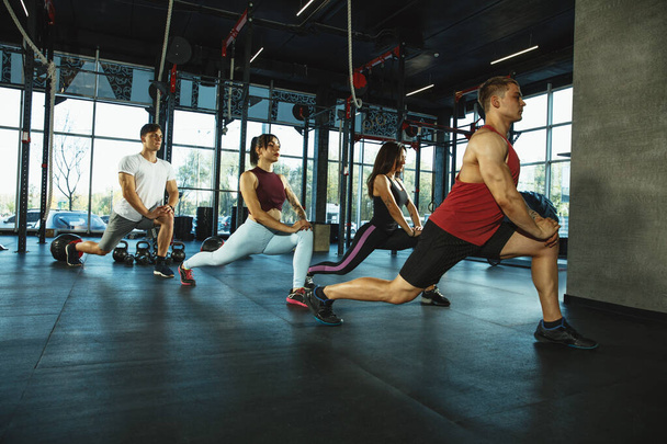 Група м'язистих спортсменів роблять тренування в спортзалі
 - Фото, зображення