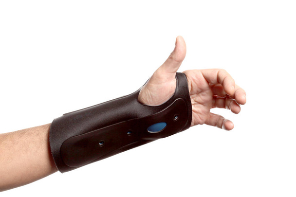menschliche Hand mit Handgelenkspange, orthopädisches Gerät isoliert auf weißem Hintergrund mit Clipping-Pfad und Kopierplatz für Ihren Text - Foto, Bild