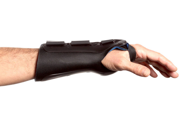 mão humana com uma cinta de pulso, equipamento ortopédico isolado em fundo branco com caminho de recorte e espaço de cópia para o seu texto
 - Foto, Imagem