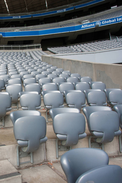 Μόναχο, Γερμανία - 28 Ιουνίου: Το γήπεδο ποδοσφαίρου Allianz Arena στις 28 Ιουνίου 2015 στο Μόναχο, Γερμανία. Το στάδιο έχει χωρητικότητα περίπου 70.000 θεατών, καθιστώντας το το τρίτο μεγαλύτερο στάδιο στη Γερμανία.. - Φωτογραφία, εικόνα