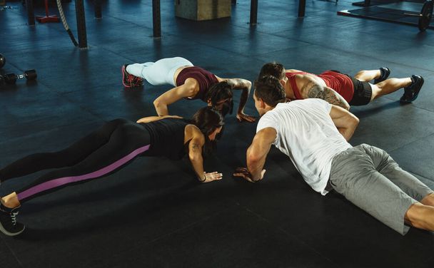 A group of muscular athletes doing workout at the gym - Φωτογραφία, εικόνα