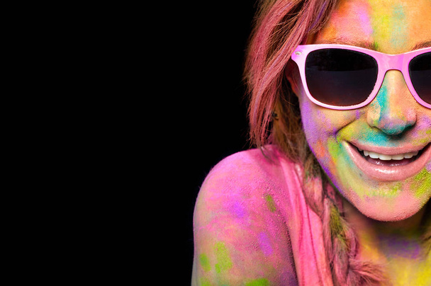 Feliz joven mujer cubierta de colorido polvo de holi
 - Foto, imagen
