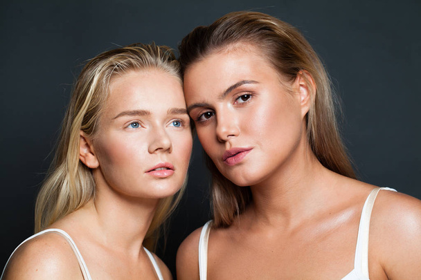 zwei hübsche Frauen mit natürlicher, klarer Haut und blonden Haaren - Foto, Bild