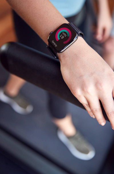 Close Up de mulher se exercitando na esteira usando relógio inteligente
 - Foto, Imagem