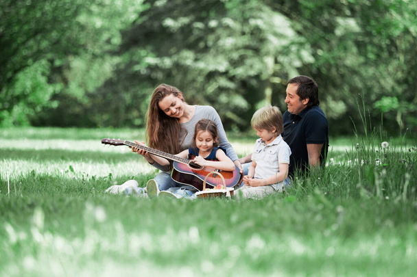 Riendly, cheerful family having a picnic in the park - Zdjęcie, obraz
