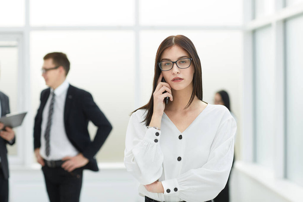young business woman talking on mobile phone - Foto, imagen