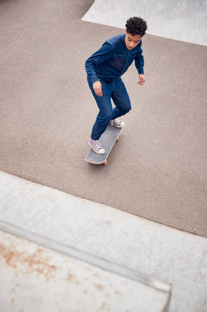 Young Woman Riding On Skateboard In Urban Skate Park - Фото, зображення