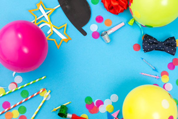 Requisiten für die Geburtstagsfeier, Luftballons und Konfetti - Foto, Bild