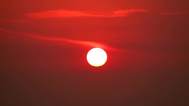 zachmurzenie słońca powrotem chmura na pomarańczowym czerwonym niebie ruch przechodząc miękkie chmury upływu czasu - Materiał filmowy, wideo