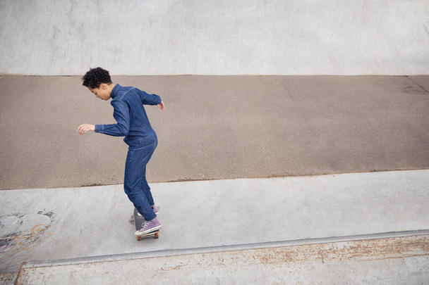 Young Woman Riding On Skateboard In Urban Skate Park - Foto, Imagem