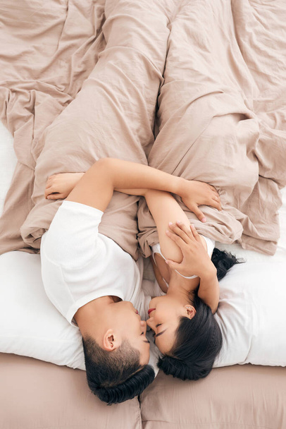 Joven pareja amorosa en la cama - Foto, Imagen