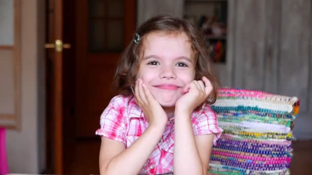 кадри чарівна маленька дівчинка посміхається вдома
 - Кадри, відео