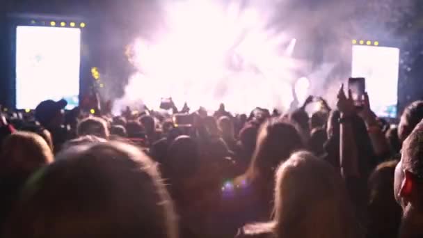 Konfetti lebeg a levegőben egy koncert alatt. - Felvétel, videó