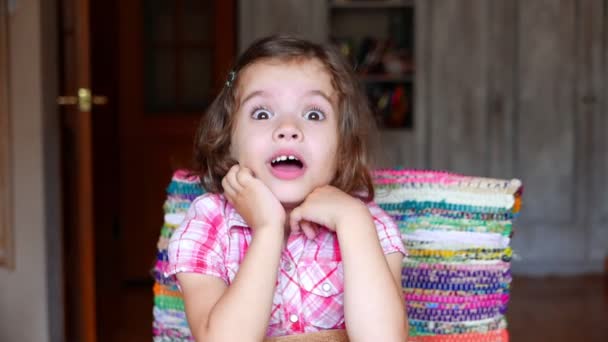 Filmaufnahmen von entzückenden kleinen Mädchen, die zu Hause grimassieren - Filmmaterial, Video