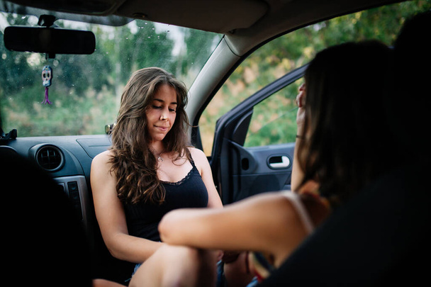 Deux jeunes lesbiennes jouissant à l'intérieur d'une voiture
 - Photo, image