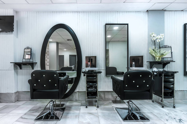 Modern bright beauty salon. Hair salon interior business - Fotoğraf, Görsel