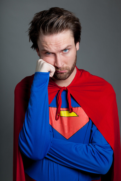 Homme caucasien attrayant avec une vue ciblée et portant un costume Superman
 - Photo, image