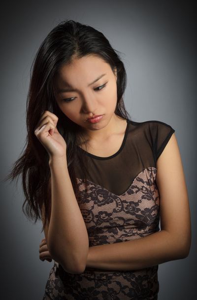 Привлекательная азиатская девушка 20 лет снята в студии
 - Фото, изображение