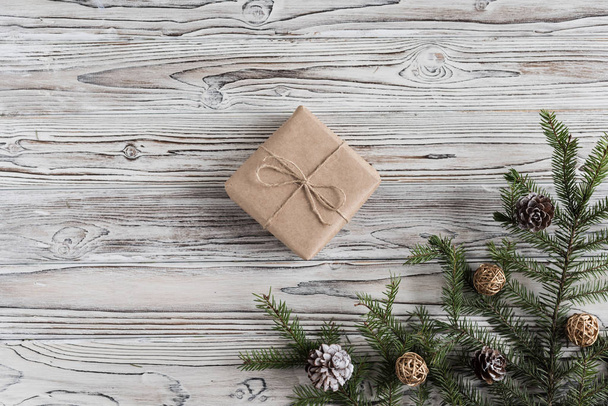 Kézzel készített ajándékok kézműves papír karácsonyi kötél és fa a rusztikus fa deszka háttér. Halál. - Fotó, kép
