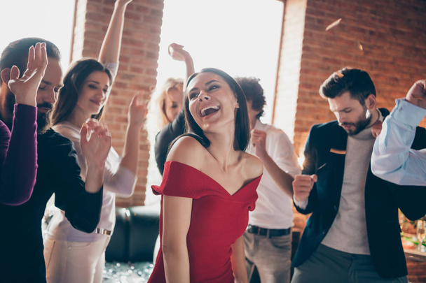 Photo of group many friends dance floor X-mas party beztroski nastrój ulubiona piosenka młodzieżowa overjoyed odpoczynku razem nosić formalwear czerwona sukienka koszule restauracja miejsce wewnątrz - Zdjęcie, obraz