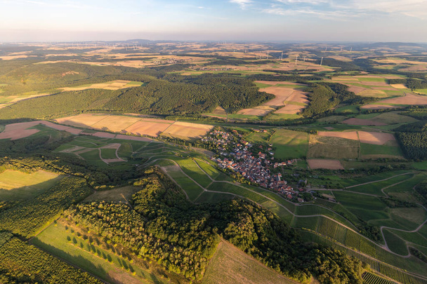 Vista aerea in un paesaggio in Germania, Renania Palatinato vicino a Bad Sobernheim con prato, terreni agricoli, foresta, colline, montagne
  - Foto, immagini
