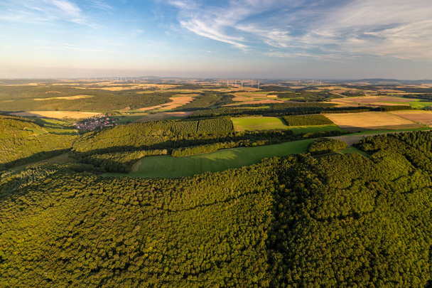 Vista aérea a un paisaje en Alemania, Renania Palatinado cerca de Bad Sobernheim con prado, tierras de cultivo, bosque, colinas, montañas
  - Foto, Imagen