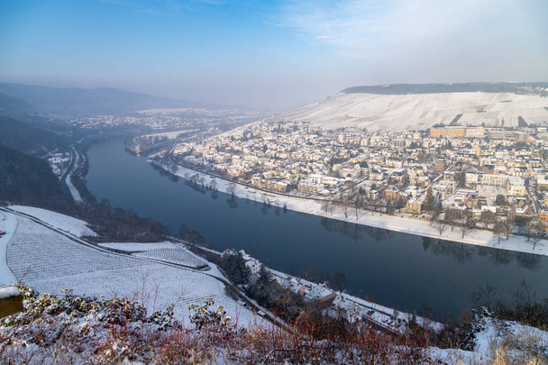 Vista panorâmica do vale do rio Mosela e Bernkastel-Kues no inverno com neve
 - Foto, Imagem