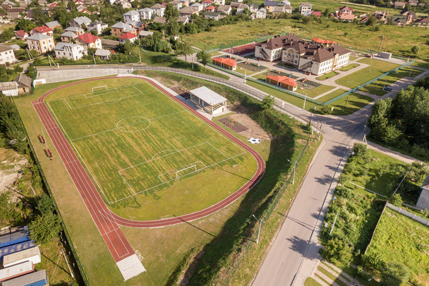 Ilmakuva jalkapallokenttä stadionilla peitetty vihreä
  - Valokuva, kuva