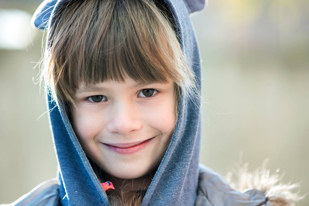 Ritratto di bambina felice in abiti caldi in autunno all'aperto
. - Foto, immagini
