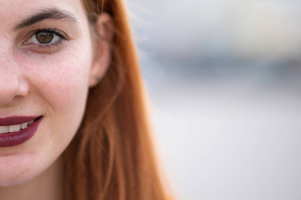 Primo piano ritratto di una ragazza con i capelli rossi e gli occhi chiari
. - Foto, immagini