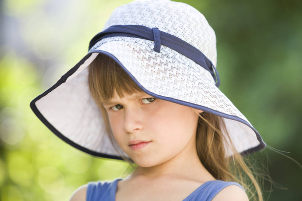 Zbliżenie portret poważnej małej dziewczynki w wielkim kapeluszu. Dziecko hav - Zdjęcie, obraz