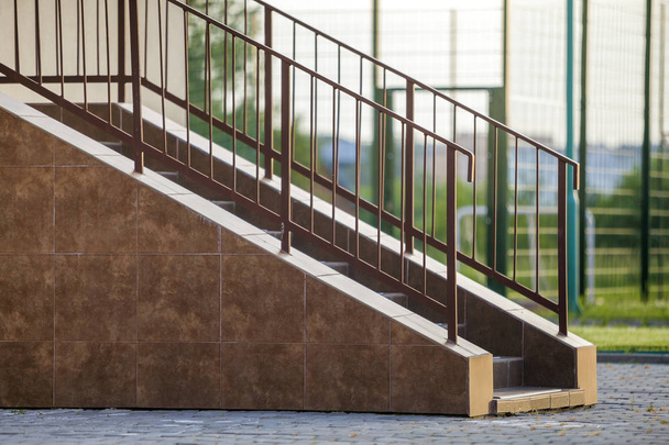 Escaliers en béton recouverts de carreaux de céramique avec balustrades métalliques o
 - Photo, image