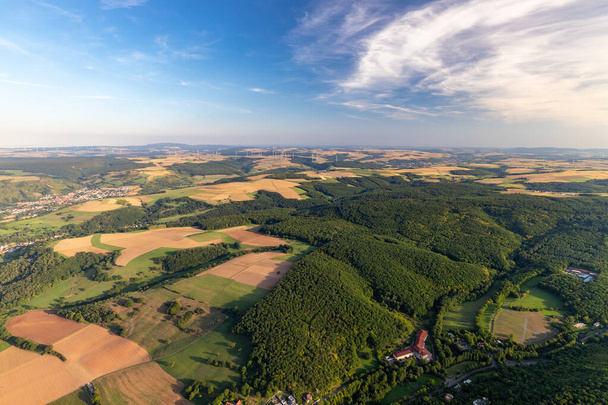 Vista aérea a un paisaje en Alemania, Renania Palatinado cerca de Bad Sobernheim con el río Nahe, prado, tierras de cultivo, bosque, colinas, montañas
  - Foto, Imagen