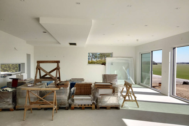 Interior de uma casa com grande sala em obras de renovação
. - Foto, Imagem