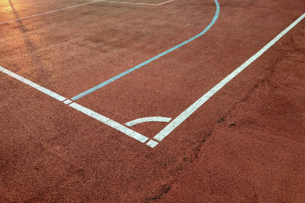 Gros plan des lignes de marquage blanches du terrain de basket-ball extérieur
. - Photo, image