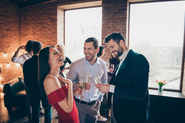 Φωτογραφία από χαρούμενα θετικά ωραίο όμορφο κορίτσι γελώντας με άλλους άνδρες αστειεύεται με την εκμετάλλευση ποτήρια αλκοόλ φορώντας επίσημα - Φωτογραφία, εικόνα