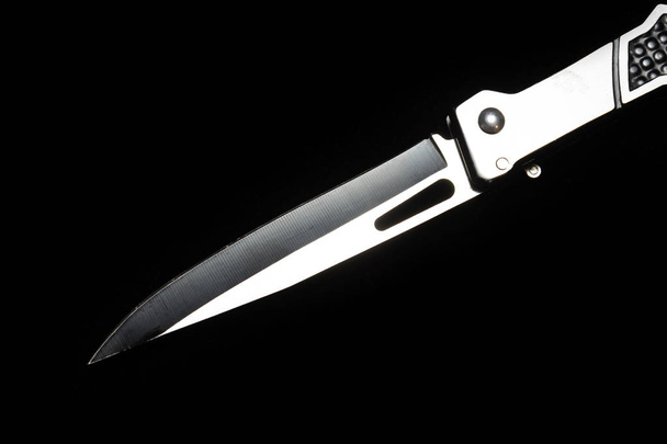 lame de couteau chrome pliable sur fond noir
 - Photo, image