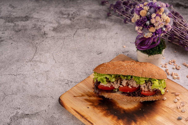 Sandwich Tuna with filling from lettuce, tomato with whole wheat - Zdjęcie, obraz